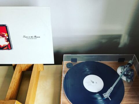 Desktop Turntable with Built-In Speakers