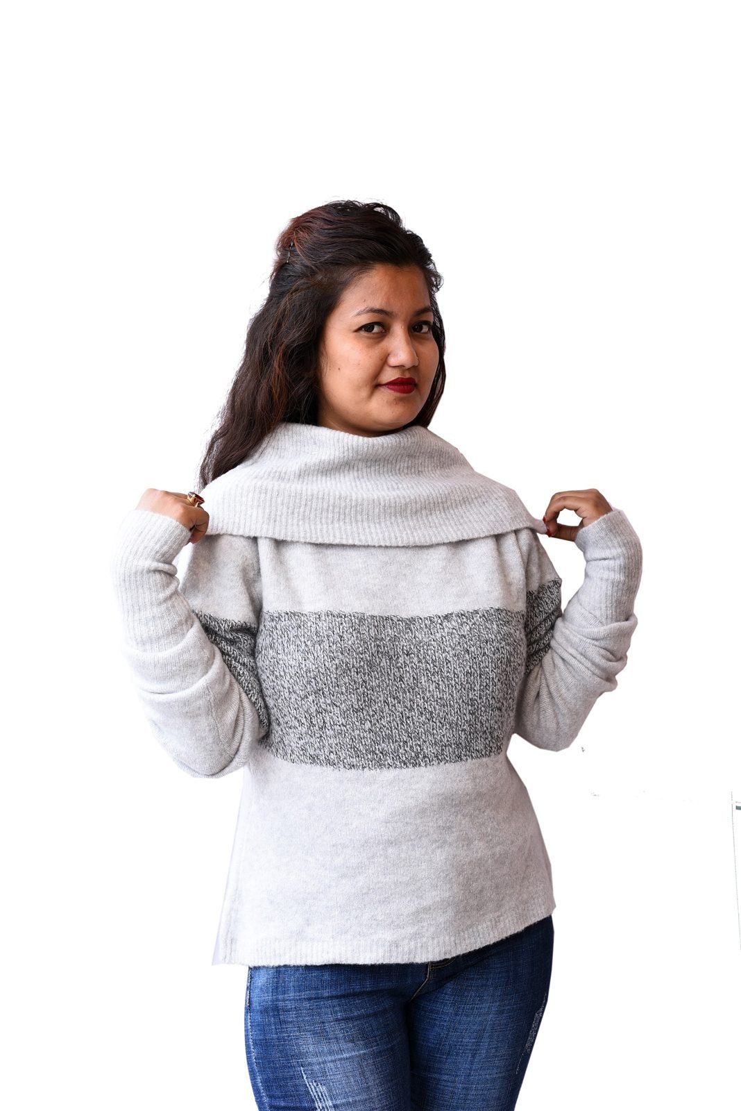 Woman wearing a grey cashmere sweater